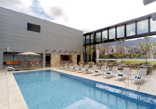 Piscina Climatizada Hotel ESTELAR Square Medellín