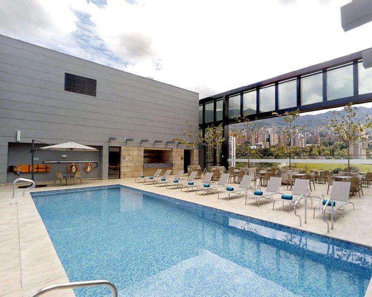 Piscina Hotel ESTELAR Square Medellín